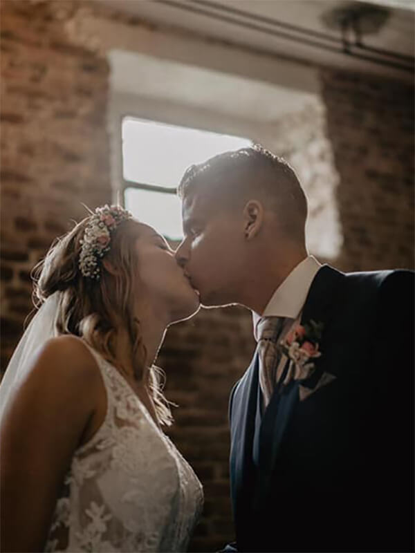 Junges Hochzeitspaar Kuesst Sich