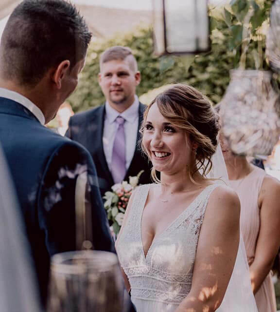 Laechelndes Paar Heiratet Im Schloss Meierhof